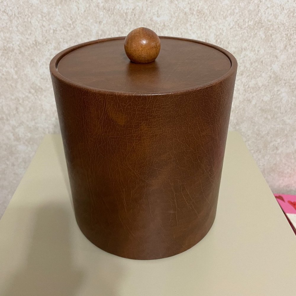 Ice bucket with leather designed exterior